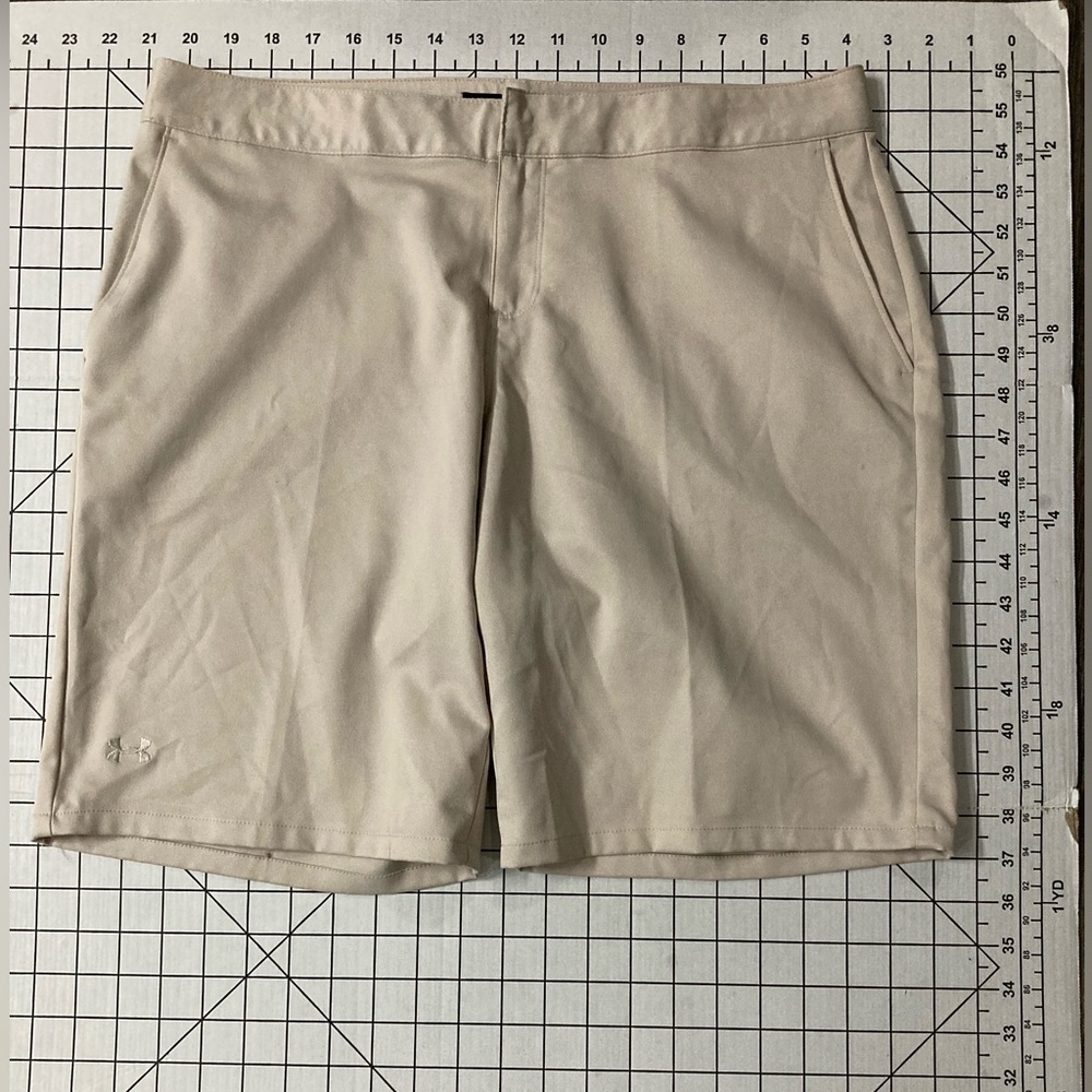 Under Armour Women’s Size 12 Beige Performance Shorts